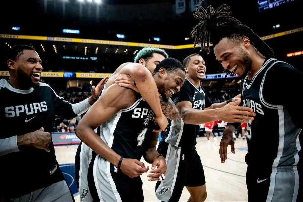 包揽四项月度大奖，创造NBA历史！这队等了10年，终于彻底崛起了