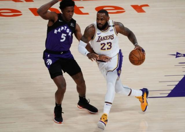 开云-詹皇：没觉得过早复出 制定附加赛的人应该被解雇